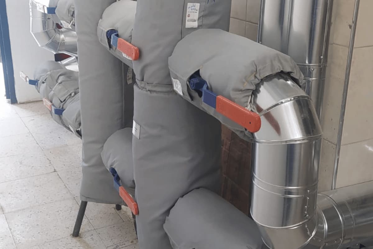 Boru hatlarında dallanma noktası olan t-parça için izolasyon ceketi